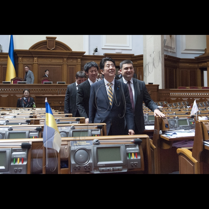 06 червня 2015
Зустріч Голови ВР України Володимира Гройсмана з Прем’єр-міністром Японії Сіндзо Абе.
Огляд сесійної зали.