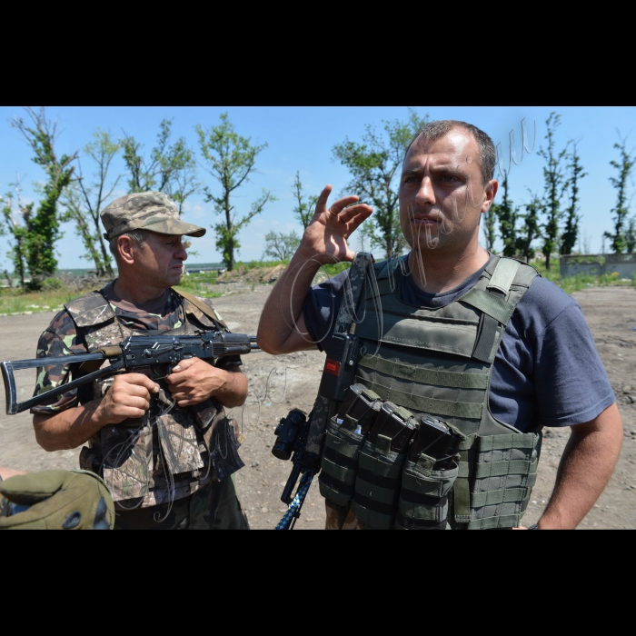 5 червня 2015 року

Блокпост Зеніт недалеко від Донецького аеропорту несе на собі сліди страшних боїв, які тут відбуваються з самого початку війни.

Нині тут служать бійці зведеного загону повітряних сил «Дика качка». Місце постійно обстрілюють бойовики з важких мінометів 120 мм та і інших озброєнь. В цьому ми могли переконатись, потрапивши на блокпост. Протягом майже години терористи клали 120-ті міни. Для наших військовиків це вже звичне явище. Вони продовжують спостереження за будь яких умов. До блокпосту нас супроводив комбат 93-ї бригади «Купол», мужній і спокійний офіцер. Він розповів, що для нас аеропорт є важливим об,єктом і звичайно ми будемо за нього боротись. А поки що ведемо спостереження і виконуєм умови Мінських домовленостей.
Справа – офіцер «Купол»