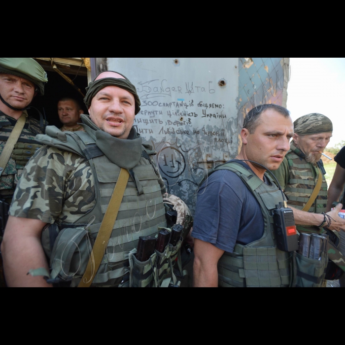 5 червня 2015 року

Блокпост Зеніт недалеко від Донецького аеропорту несе на собі сліди страшних боїв, які тут відбуваються з самого початку війни.

Нині тут служать бійці зведеного загону повітряних сил «Дика качка». Місце постійно обстрілюють бойовики з важких мінометів 120 мм та і інших озброєнь. В цьому ми могли переконатись, потрапивши на блокпост. Протягом майже години терористи клали 120-ті міни. Для наших військовиків це вже звичне явище. Вони продовжують спостереження за будь яких умов. До блокпосту нас супроводив комбат 93-ї бригади «Купол», мужній і спокійний офіцер. Він розповів, що для нас аеропорт є важливим об,єктом і звичайно ми будемо за нього боротись. А поки що ведемо спостереження і виконуєм умови Мінських домовленостей.