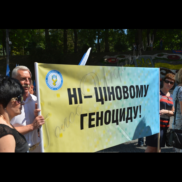 10 червня 2015   

Відбулось пікетування Кабінету міністрів України - третій, заключний етап акції на підтримку вимог профспілок у колективному трудовому спорі з Урядом і роботодавцями, який проходитиме за масової участі активістів профспілкових організацій і представників провідних громадських організацій, зокрема, Організації ветеранів України, Всеукраїнської громадської організації інвалідів 
