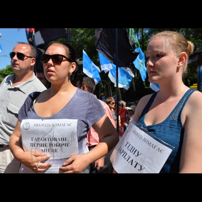 10 червня 2015   

Відбулось пікетування Кабінету міністрів України - третій, заключний етап акції на підтримку вимог профспілок у колективному трудовому спорі з Урядом і роботодавцями, який проходитиме за масової участі активістів профспілкових організацій і представників провідних громадських організацій, зокрема, Організації ветеранів України, Всеукраїнської громадської організації інвалідів 