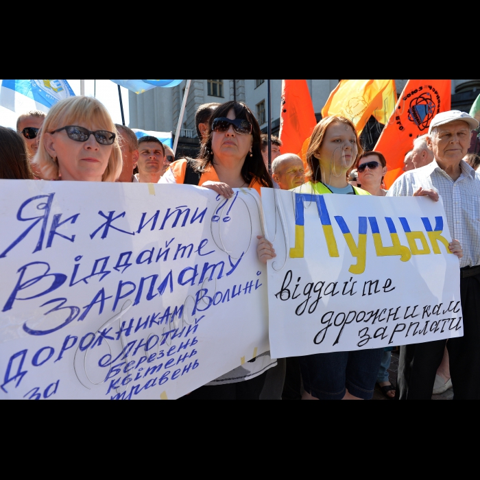 10 червня 2015   

Відбулось пікетування Кабінету міністрів України - третій, заключний етап акції на підтримку вимог профспілок у колективному трудовому спорі з Урядом і роботодавцями, який проходитиме за масової участі активістів профспілкових організацій і представників провідних громадських організацій, зокрема, Організації ветеранів України, Всеукраїнської громадської організації інвалідів 