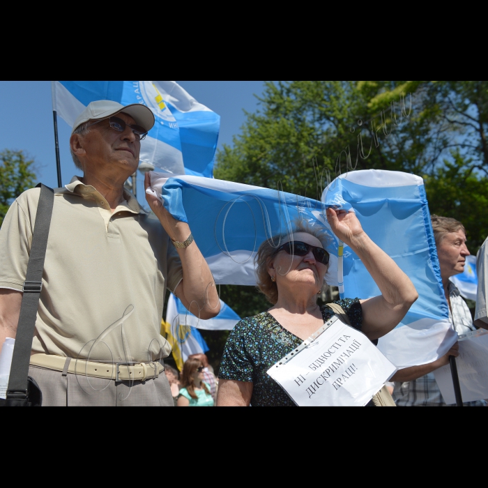 10 червня 2015   

Відбулось пікетування Кабінету міністрів України - третій, заключний етап акції на підтримку вимог профспілок у колективному трудовому спорі з Урядом і роботодавцями, який проходитиме за масової участі активістів профспілкових організацій і представників провідних громадських організацій, зокрема, Організації ветеранів України, Всеукраїнської громадської організації інвалідів 