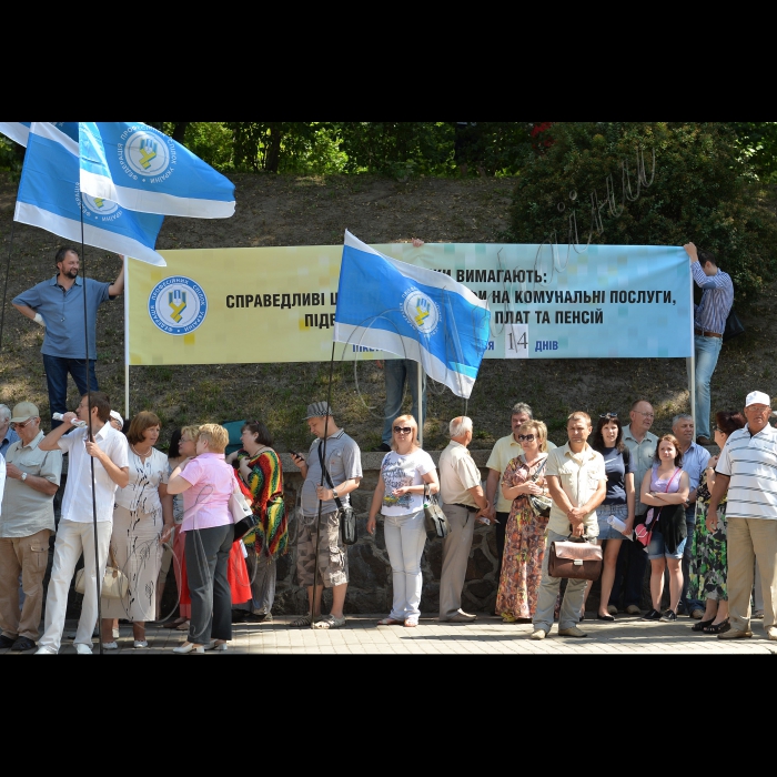 10 червня 2015   

Відбулось пікетування Кабінету міністрів України - третій, заключний етап акції на підтримку вимог профспілок у колективному трудовому спорі з Урядом і роботодавцями, який проходитиме за масової участі активістів профспілкових організацій і представників провідних громадських організацій, зокрема, Організації ветеранів України, Всеукраїнської громадської організації інвалідів 