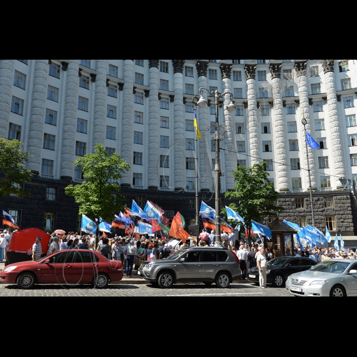 10 червня 2015   

Відбулось пікетування Кабінету міністрів України - третій, заключний етап акції на підтримку вимог профспілок у колективному трудовому спорі з Урядом і роботодавцями, який проходитиме за масової участі активістів профспілкових організацій і представників провідних громадських організацій, зокрема, Організації ветеранів України, Всеукраїнської громадської організації інвалідів 