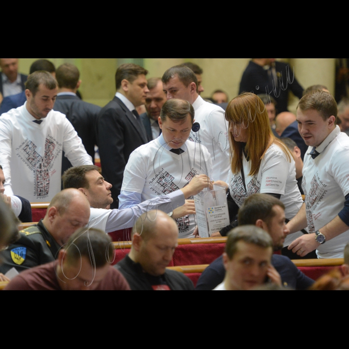 25 грудня 2014 р. Пленарне засідання Верховної Ради. Збір коштів на благодійну акцію 