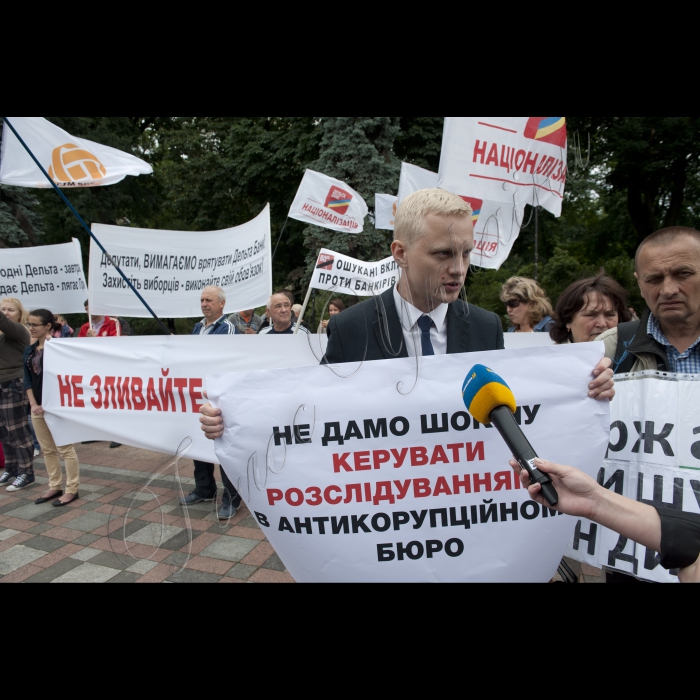 17 червня 2015

Перед Верховною Радою відбулася акція “Не зливайте антикорупційну прокуратуру” під час якої громадські активісти привезли 2-метровий унітаз під стіни Верховної Ради 

Громадські активісти наочно демонстрували, «як і надалі зливатимуть ТОП-розслідування, в тому числі і Антикорупційного бюро, у разі голосування законопроекту №2667 в редакції Юрія Луценко, що робить нову Антикорупційну прокуратура залежною від президента»