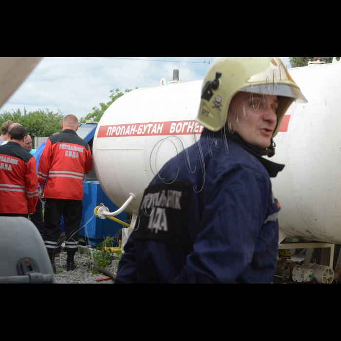 17 червня 2015
Відбувся прес-брифінг заступника голови КМДА Петра Пантелеєва та начальника управління з питань надзвичайних ситуацій КМДА Романа Ткачука щодо демонтажу небезпечних газових автозаправок у місті Києві. Демонтаж газової  автозаправки на вулиці Стеценка 10