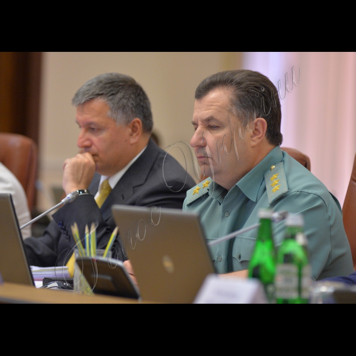 17 червня 2015
Під головуванням Прем’єр-міністра України Арсенія Яценюка відбулось засідання Уряду.
Міністр внутрішніх справ України Арсен Аваков, міністр оборони України Степан ПОЛТОРАК