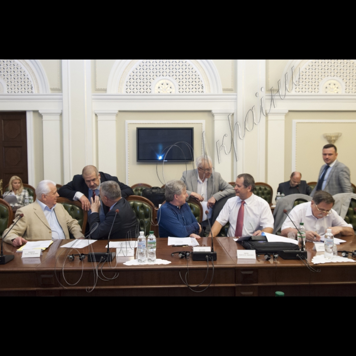 17 червня 2015

Засідання Робочої групи з питань конституційних засад організації та здійснення державної влади, місцевого самоврядування, адміністративно- територіального устрою України та децентралізації влади під головуванням Голови ВР України Володимира Гройсмана. Кравчук , Чубаров , Головатий , Мусіяка, Ключковський