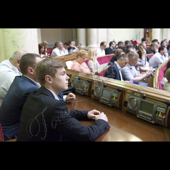 17 червня 2015
Парламентські слухання на тему: «Сімейна політика України - цілі та завдання».
Вів засідання Перший заступник Голови ВР України Андрій Парубій.