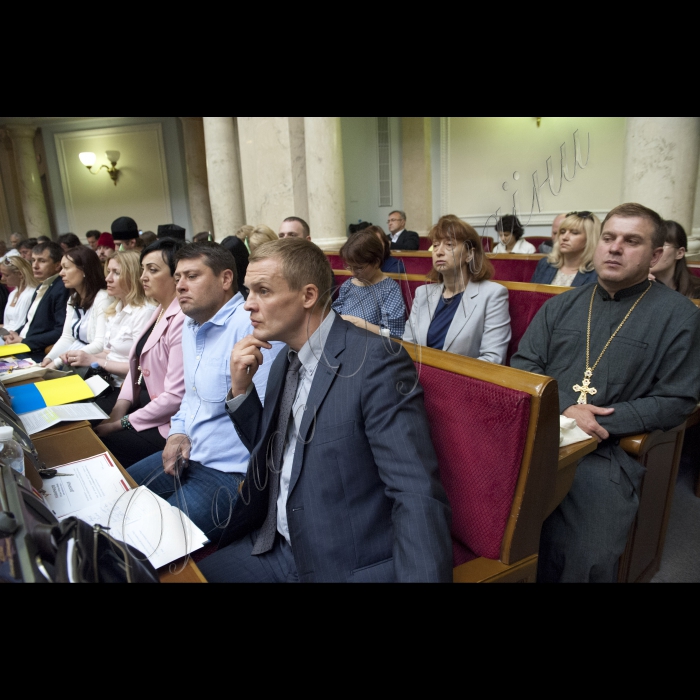17 червня 2015
Парламентські слухання на тему: «Сімейна політика України - цілі та завдання».
Вів засідання Перший заступник Голови ВР України Андрій Парубій.