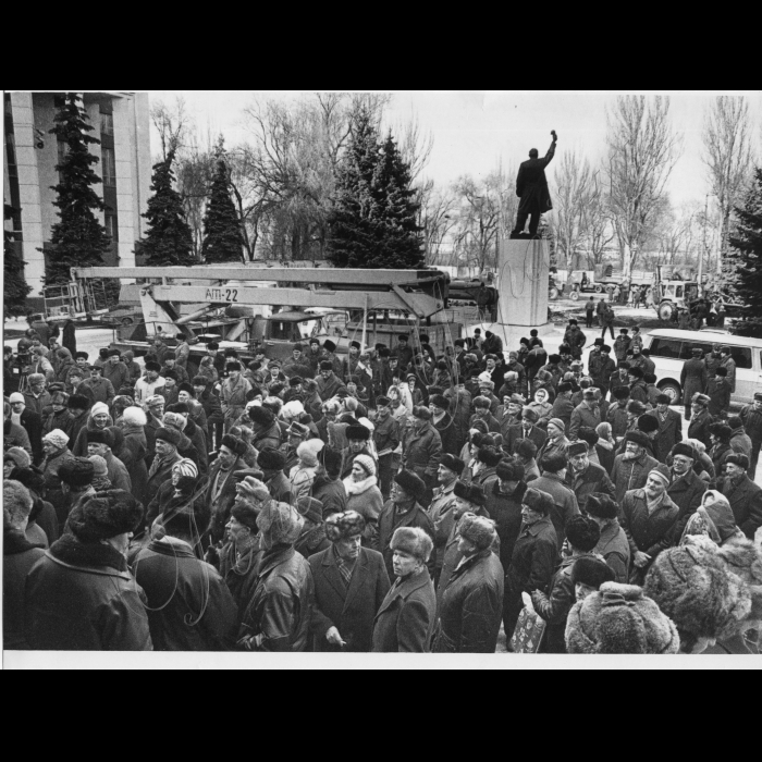 21.02.1997. Дніпропетровськ. 
Під час мітингу біля пам'ятника Леніну