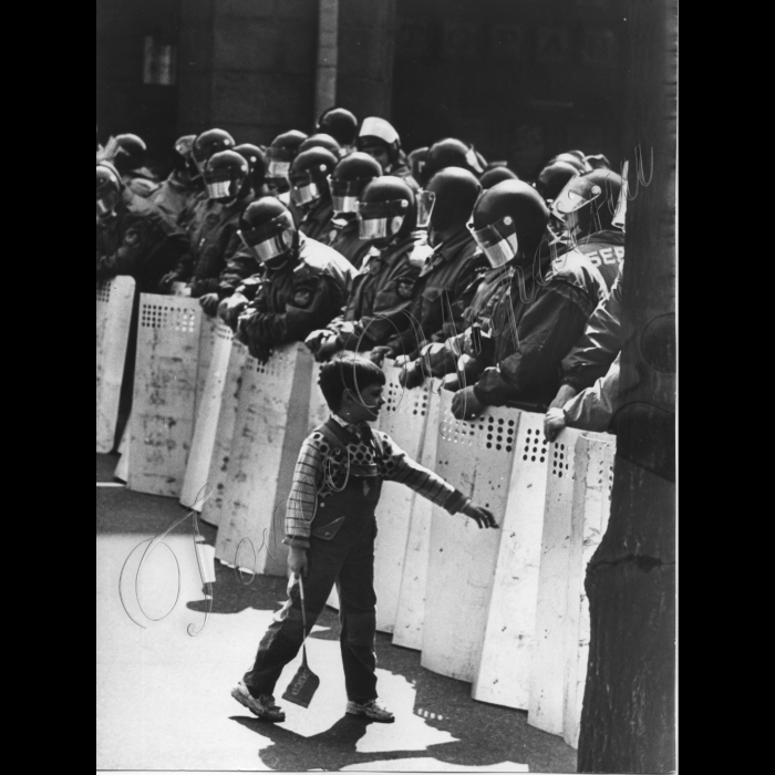 01.05.1997. Київ. Першотравнева демонстрація, хлопчик, міліція