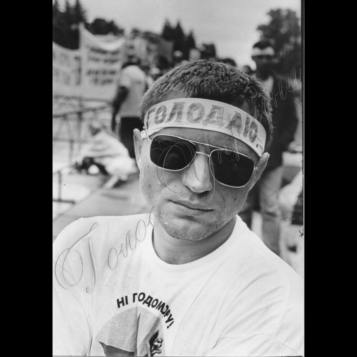 08.07.1997. Біля Верховної Ради.
Голодуючий