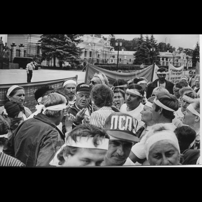 08.07.1997. Біля Верховної Ради.