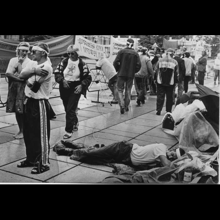 08.07.1997. Біля Верховної Ради.
Голодуючий