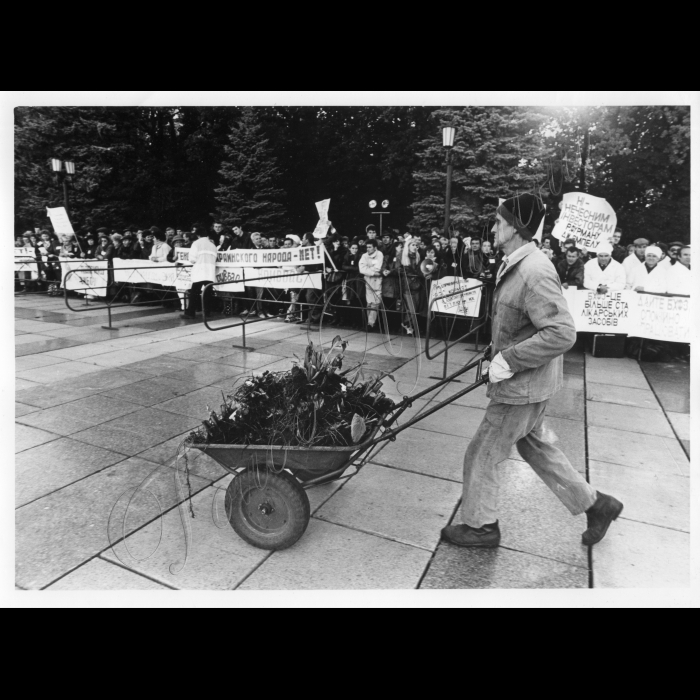 07.10.1997.  Біля Верховної Ради.

