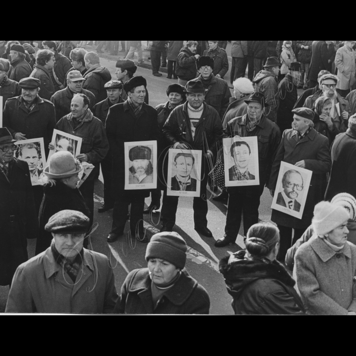 12.11.1997.
Рух, річниця Жовтневої революції 