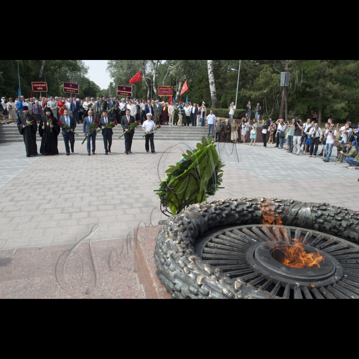 22 червня 2015
Робоча поїздка Голови ВР України Володимира Гройсмана у Одесу.
Покладання квітів до пам’ятника Невідомому матросу