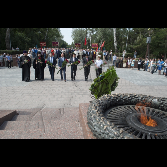 22 червня 2015
Робоча поїздка Голови ВР України Володимира Гройсмана у Одесу.
Покладання квітів до пам’ятника Невідомому матросу