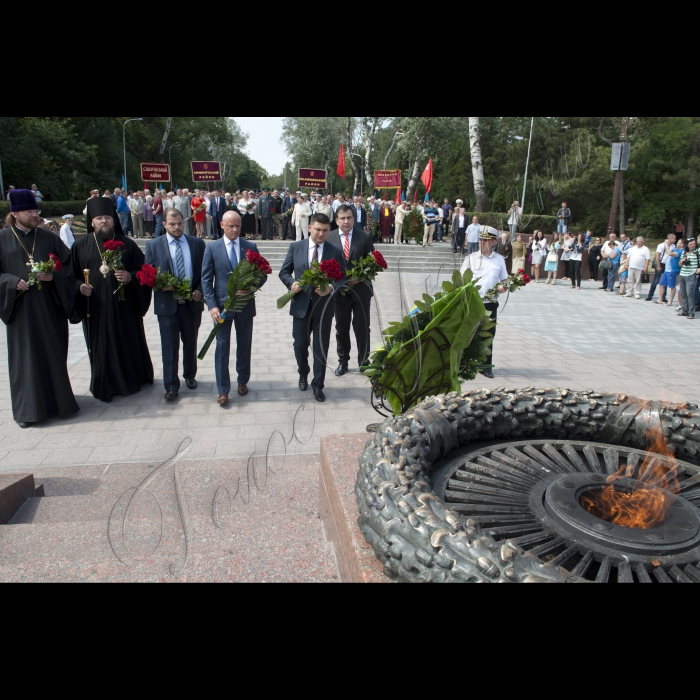 22 червня 2015
Робоча поїздка Голови ВР України Володимира Гройсмана у Одесу.
Покладання квітів до пам’ятника Невідомому матросу