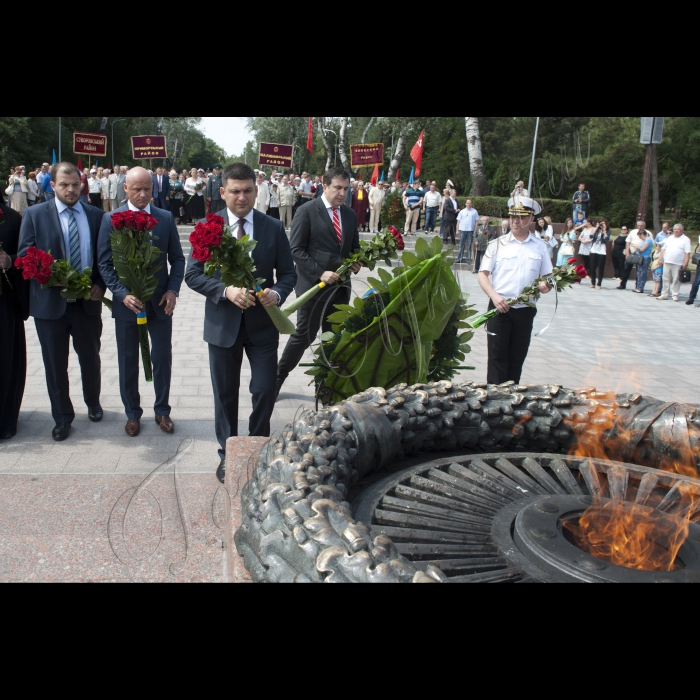 22 червня 2015
Робоча поїздка Голови ВР України Володимира Гройсмана у Одесу.
Покладання квітів до пам’ятника Невідомому матросу