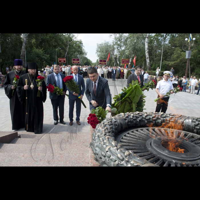 22 червня 2015
Робоча поїздка Голови ВР України Володимира Гройсмана у Одесу.
Покладання квітів до пам’ятника Невідомому матросу