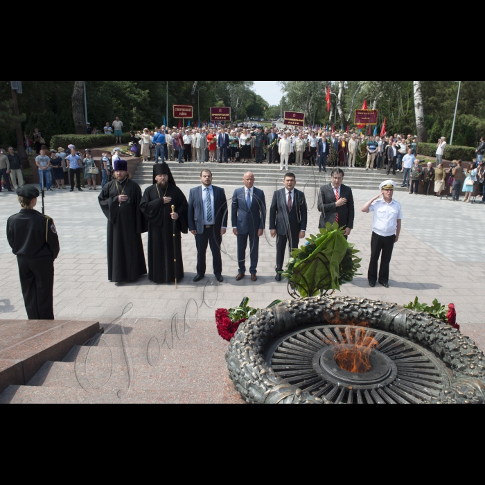 22 червня 2015
Робоча поїздка Голови ВР України Володимира Гройсмана у Одесу.
Покладання квітів до пам’ятника Невідомому матросу