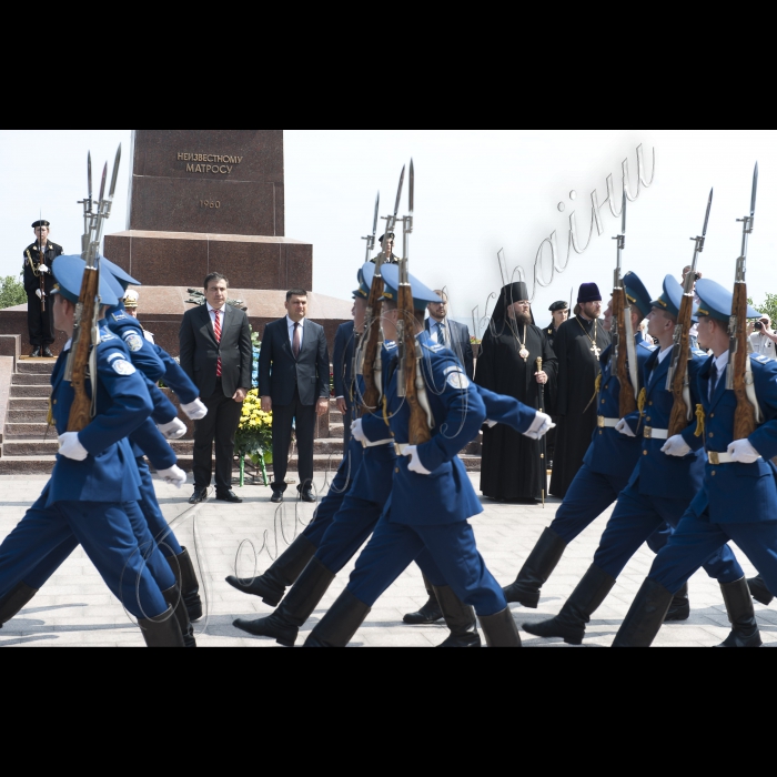 22 червня 2015
Робоча поїздка Голови ВР України Володимира Гройсмана у Одесу.
Покладання квітів до пам’ятника Невідомому матросу