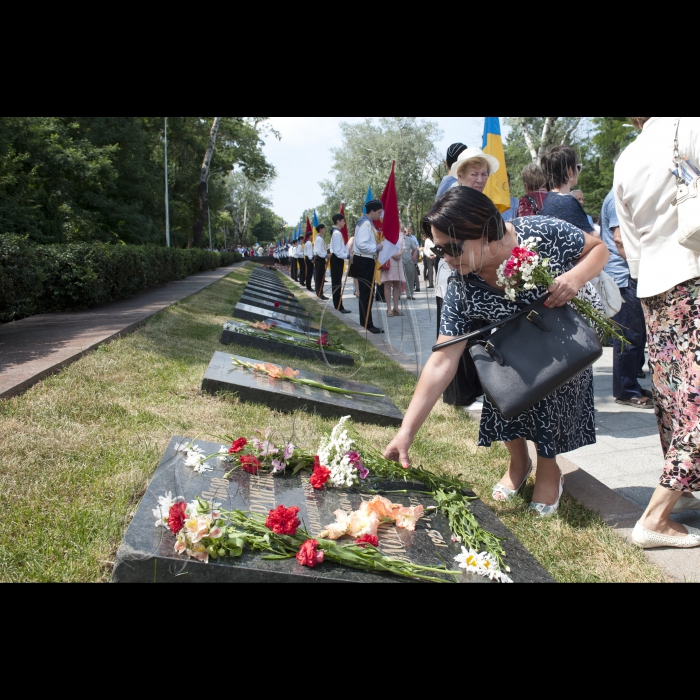 22 червня 2015
Робоча поїздка Голови ВР України Володимира Гройсмана у Одесу.
Покладання квітів до пам’ятника Невідомому матросу