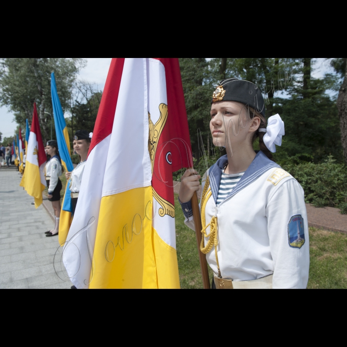 22 червня 2015
Робоча поїздка Голови ВР України Володимира Гройсмана у Одесу.
Покладання квітів до пам’ятника Невідомому матросу