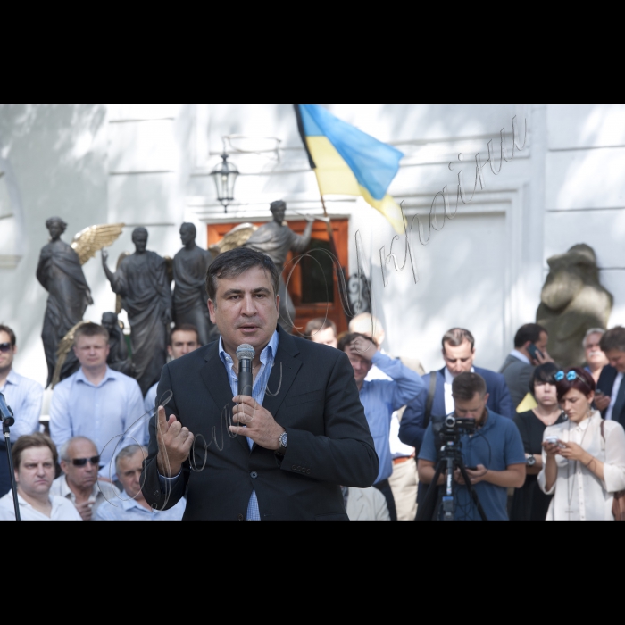 22 червня 2015
Робоча поїздка Голови ВР України Володимира Гройсмана у Одесу.
Голова ВР України Володимир Гройсман і Голова Одеської облдержадміністрації Міхеіл Саакашвілі спілкувалися з представниками громадськості у Одеському дворику.