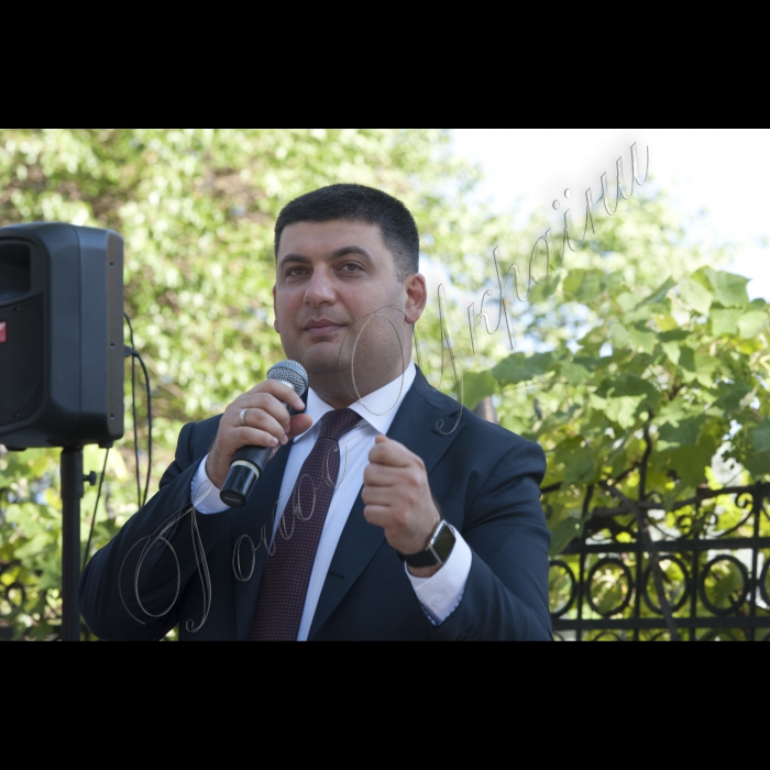 22 червня 2015
Робоча поїздка Голови ВР України Володимира Гройсмана у Одесу.
Голова ВР України Володимир Гройсман і Голова Одеської облдержадміністрації Міхеіл Саакашвілі спілкувалися з представниками громадськості у Одеському дворику.