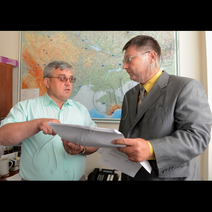 Завідувач секретаріату Комітету з питань екологічної політики, природокористування та ліквідації наслідків Чорнобильської катастрофи Михайло Борисюк (ліворуч) та головний консультант Євген Бережний під час підготовки до засідання комітету на якому зокрема буде розглянуто Проект Закону про видобування бурштину.