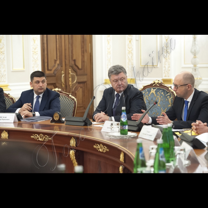 Голова ВР України Володимир Гройсман взяв участь у засіданні Національної ради реформ під головуванням Президента України Петра Порошенка. Арсеній Яценюк