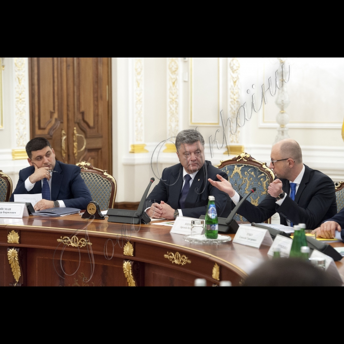 Голова ВР України Володимир Гройсман взяв участь у засіданні Національної ради реформ під головуванням Президента України Петра Порошенка. Арсеній Яценюк