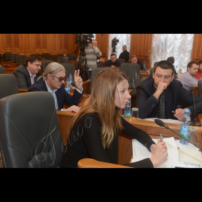 18 грудня 2014. Відбулося засідання Комітету ВРУ з питань свободи слова та інформаційної політики.
Член комітету Богдан Онуфрик, перший заступник голови комітету Ольга Червакова, заступник голови комітету Олександр Опанасенко  (зліва направо) 