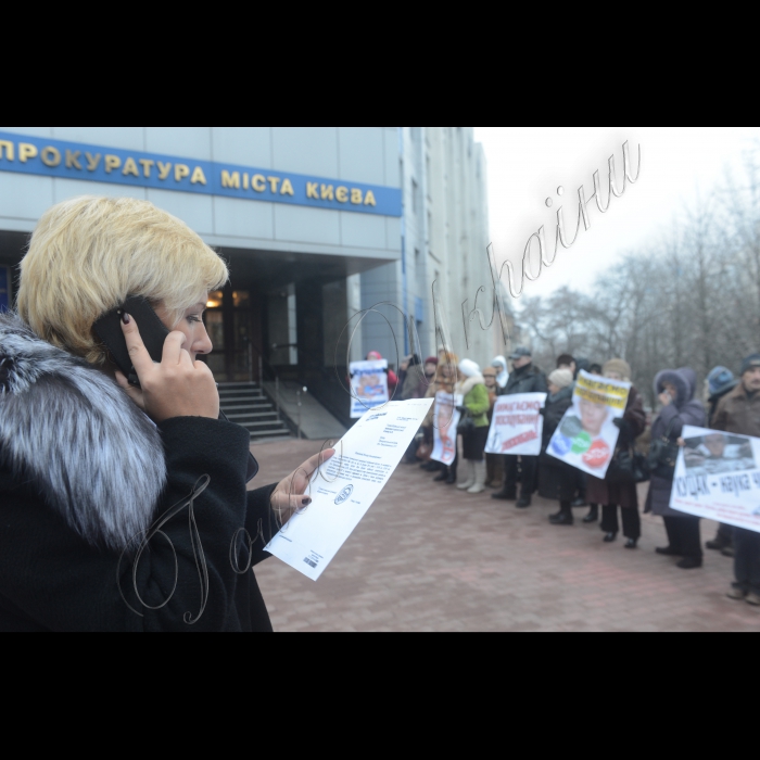 16 грудня 2014. Біля Київської міської прокуратури відбулася акція, організована громадськістю  з вимогою провести негайне розслідування фактів зловживань та розкрадання майна НАН України, керівним складом Інституту Патона.  ГО “Київський Форум” вимагатиме негайної люстрації наукових корупціонерів.