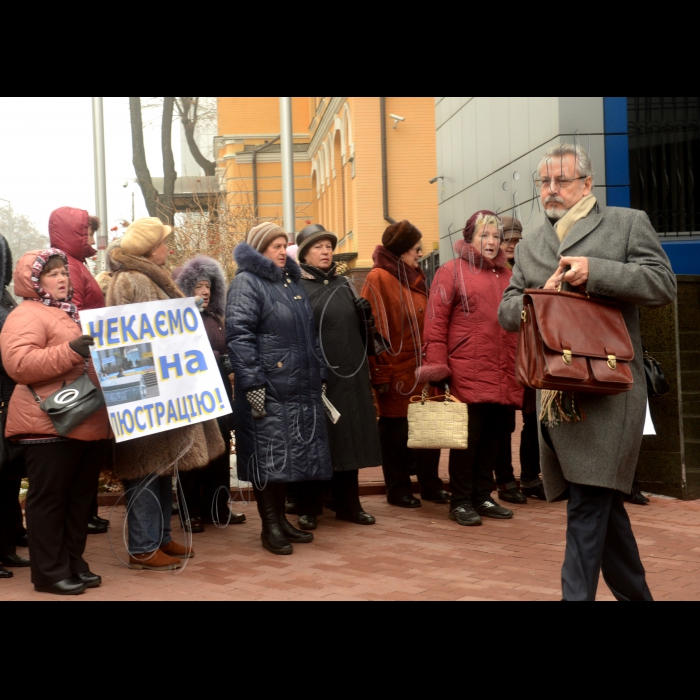16 грудня 2014. Біля Київської міської прокуратури відбулася акція, організована громадськістю  з вимогою провести негайне розслідування фактів зловживань та розкрадання майна НАН України, керівним складом Інституту Патона.  ГО “Київський Форум” вимагатиме негайної люстрації наукових корупціонерів.