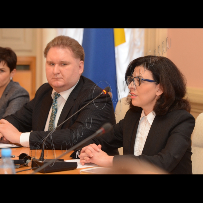 12 грудня 2014. Засідання круглого столу за участю заступника Голови Верховної Ради України О. Сироїд на тему: «Законотворчий процес: прозорість як запорука ефективності парламентської діяльності та якості законів». Пріоритетні питання для обговорення: процедурний аспект законотворчості; політична культура законотворчості; пріоритети в порядку денному Верховної Ради; якісна та зрозуміла система законодавства.

Заступник Голови Верховної Ради України Оксана Сироїд, в.о Президента Американської торгівельної палати в Україні Тарас Качка