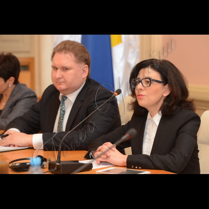12 грудня 2014. Засідання круглого столу за участю заступника Голови Верховної Ради України О. Сироїд на тему: «Законотворчий процес: прозорість як запорука ефективності парламентської діяльності та якості законів». Пріоритетні питання для обговорення: процедурний аспект законотворчості; політична культура законотворчості; пріоритети в порядку денному Верховної Ради; якісна та зрозуміла система законодавства.

Заступник Голови Верховної Ради України Оксана Сироїд, в.о Президента Американської торгівельної палати в Україні Тарас Качка