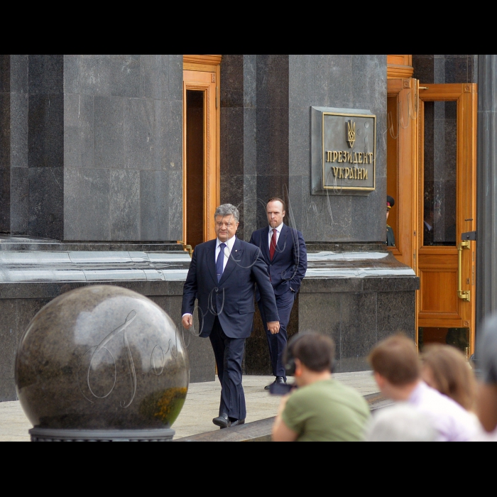 01 липня 2015

Президент України Петро Порошенко презентував  журналістам  проект змін до Конституції України в частині децентралізації

Децентралізація має об’єднати українське суспільство, заявив Президент Петро Порошенко під час презентації проекту змін до Конституції України у частині децентралізації представникам національних та регіональних засобів масової інформації.

Президент зазначив, що переваги децентралізації очевидні всім політичним силам, оскільки всі вони саме з цим гаслом йшли на вибори. «Всі обіцяли народу децентралізацію. Це було в жовтні минулого року. Але ще в квітні-травні під час своєї передвиборчої кампанії я твердо пообіцяв, що ми проведемо конституційні зміни з питань децентралізації. І зараз я, як Президент країни, розраховую на підтримку всіх політичних сил у Верховній Раді», – заявив Глава держави. 

Президент повідомив, що до кінця дня має намір підписати та направити на розгляд Верховної Ради затверджений Конституційної Комісією проект Закону про зміни до Конституції щодо децентралізації. Глава держави висловив сподівання на підтримку законопроекту конституційною більшістю у Парламенті, члени якої обиралися під гаслами децентралізації.