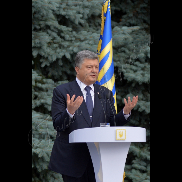 01 липня 2015

Президент України Петро Порошенко презентував  журналістам  проект змін до Конституції України в частині децентралізації

Децентралізація має об’єднати українське суспільство, заявив Президент Петро Порошенко під час презентації проекту змін до Конституції України у частині децентралізації представникам національних та регіональних засобів масової інформації.

Президент зазначив, що переваги децентралізації очевидні всім політичним силам, оскільки всі вони саме з цим гаслом йшли на вибори. «Всі обіцяли народу децентралізацію. Це було в жовтні минулого року. Але ще в квітні-травні під час своєї передвиборчої кампанії я твердо пообіцяв, що ми проведемо конституційні зміни з питань децентралізації. І зараз я, як Президент країни, розраховую на підтримку всіх політичних сил у Верховній Раді», – заявив Глава держави. 

Президент повідомив, що до кінця дня має намір підписати та направити на розгляд Верховної Ради затверджений Конституційної Комісією проект Закону про зміни до Конституції щодо децентралізації. Глава держави висловив сподівання на підтримку законопроекту конституційною більшістю у Парламенті, члени якої обиралися під гаслами децентралізації.