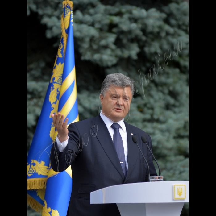 01 липня 2015

Президент України Петро Порошенко презентував  журналістам  проект змін до Конституції України в частині децентралізації

Децентралізація має об’єднати українське суспільство, заявив Президент Петро Порошенко під час презентації проекту змін до Конституції України у частині децентралізації представникам національних та регіональних засобів масової інформації.

Президент зазначив, що переваги децентралізації очевидні всім політичним силам, оскільки всі вони саме з цим гаслом йшли на вибори. «Всі обіцяли народу децентралізацію. Це було в жовтні минулого року. Але ще в квітні-травні під час своєї передвиборчої кампанії я твердо пообіцяв, що ми проведемо конституційні зміни з питань децентралізації. І зараз я, як Президент країни, розраховую на підтримку всіх політичних сил у Верховній Раді», – заявив Глава держави. 

Президент повідомив, що до кінця дня має намір підписати та направити на розгляд Верховної Ради затверджений Конституційної Комісією проект Закону про зміни до Конституції щодо децентралізації. Глава держави висловив сподівання на підтримку законопроекту конституційною більшістю у Парламенті, члени якої обиралися під гаслами децентралізації.