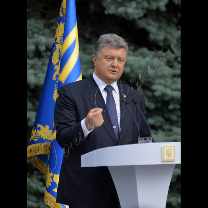 01 липня 2015

Президент України Петро Порошенко презентував  журналістам  проект змін до Конституції України в частині децентралізації

Децентралізація має об’єднати українське суспільство, заявив Президент Петро Порошенко під час презентації проекту змін до Конституції України у частині децентралізації представникам національних та регіональних засобів масової інформації.

Президент зазначив, що переваги децентралізації очевидні всім політичним силам, оскільки всі вони саме з цим гаслом йшли на вибори. «Всі обіцяли народу децентралізацію. Це було в жовтні минулого року. Але ще в квітні-травні під час своєї передвиборчої кампанії я твердо пообіцяв, що ми проведемо конституційні зміни з питань децентралізації. І зараз я, як Президент країни, розраховую на підтримку всіх політичних сил у Верховній Раді», – заявив Глава держави. 

Президент повідомив, що до кінця дня має намір підписати та направити на розгляд Верховної Ради затверджений Конституційної Комісією проект Закону про зміни до Конституції щодо децентралізації. Глава держави висловив сподівання на підтримку законопроекту конституційною більшістю у Парламенті, члени якої обиралися під гаслами децентралізації.