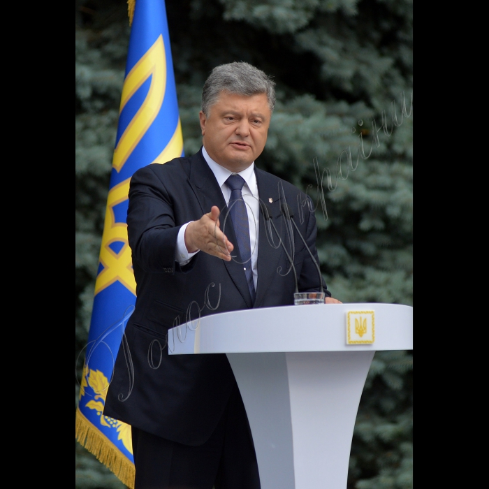 01 липня 2015

Президент України Петро Порошенко презентував  журналістам  проект змін до Конституції України в частині децентралізації

Децентралізація має об’єднати українське суспільство, заявив Президент Петро Порошенко під час презентації проекту змін до Конституції України у частині децентралізації представникам національних та регіональних засобів масової інформації.

Президент зазначив, що переваги децентралізації очевидні всім політичним силам, оскільки всі вони саме з цим гаслом йшли на вибори. «Всі обіцяли народу децентралізацію. Це було в жовтні минулого року. Але ще в квітні-травні під час своєї передвиборчої кампанії я твердо пообіцяв, що ми проведемо конституційні зміни з питань децентралізації. І зараз я, як Президент країни, розраховую на підтримку всіх політичних сил у Верховній Раді», – заявив Глава держави. 

Президент повідомив, що до кінця дня має намір підписати та направити на розгляд Верховної Ради затверджений Конституційної Комісією проект Закону про зміни до Конституції щодо децентралізації. Глава держави висловив сподівання на підтримку законопроекту конституційною більшістю у Парламенті, члени якої обиралися під гаслами децентралізації.