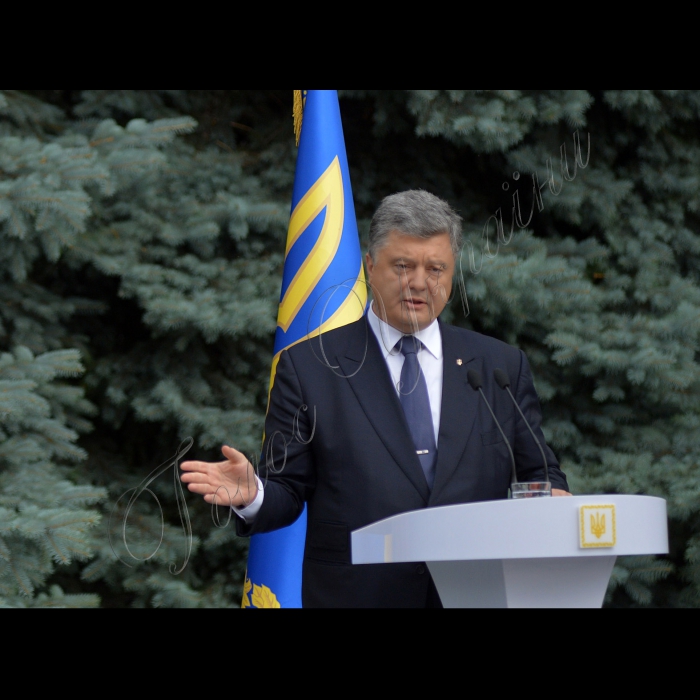 01 липня 2015

Президент України Петро Порошенко презентував  журналістам  проект змін до Конституції України в частині децентралізації

Децентралізація має об’єднати українське суспільство, заявив Президент Петро Порошенко під час презентації проекту змін до Конституції України у частині децентралізації представникам національних та регіональних засобів масової інформації.

Президент зазначив, що переваги децентралізації очевидні всім політичним силам, оскільки всі вони саме з цим гаслом йшли на вибори. «Всі обіцяли народу децентралізацію. Це було в жовтні минулого року. Але ще в квітні-травні під час своєї передвиборчої кампанії я твердо пообіцяв, що ми проведемо конституційні зміни з питань децентралізації. І зараз я, як Президент країни, розраховую на підтримку всіх політичних сил у Верховній Раді», – заявив Глава держави. 

Президент повідомив, що до кінця дня має намір підписати та направити на розгляд Верховної Ради затверджений Конституційної Комісією проект Закону про зміни до Конституції щодо децентралізації. Глава держави висловив сподівання на підтримку законопроекту конституційною більшістю у Парламенті, члени якої обиралися під гаслами децентралізації.