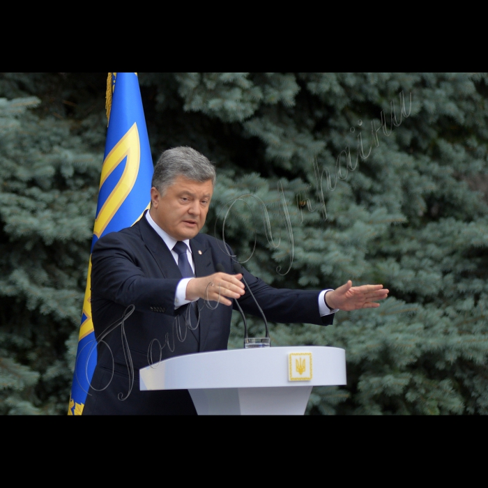 01 липня 2015

Президент України Петро Порошенко презентував  журналістам  проект змін до Конституції України в частині децентралізації

Децентралізація має об’єднати українське суспільство, заявив Президент Петро Порошенко під час презентації проекту змін до Конституції України у частині децентралізації представникам національних та регіональних засобів масової інформації.

Президент зазначив, що переваги децентралізації очевидні всім політичним силам, оскільки всі вони саме з цим гаслом йшли на вибори. «Всі обіцяли народу децентралізацію. Це було в жовтні минулого року. Але ще в квітні-травні під час своєї передвиборчої кампанії я твердо пообіцяв, що ми проведемо конституційні зміни з питань децентралізації. І зараз я, як Президент країни, розраховую на підтримку всіх політичних сил у Верховній Раді», – заявив Глава держави. 

Президент повідомив, що до кінця дня має намір підписати та направити на розгляд Верховної Ради затверджений Конституційної Комісією проект Закону про зміни до Конституції щодо децентралізації. Глава держави висловив сподівання на підтримку законопроекту конституційною більшістю у Парламенті, члени якої обиралися під гаслами децентралізації.