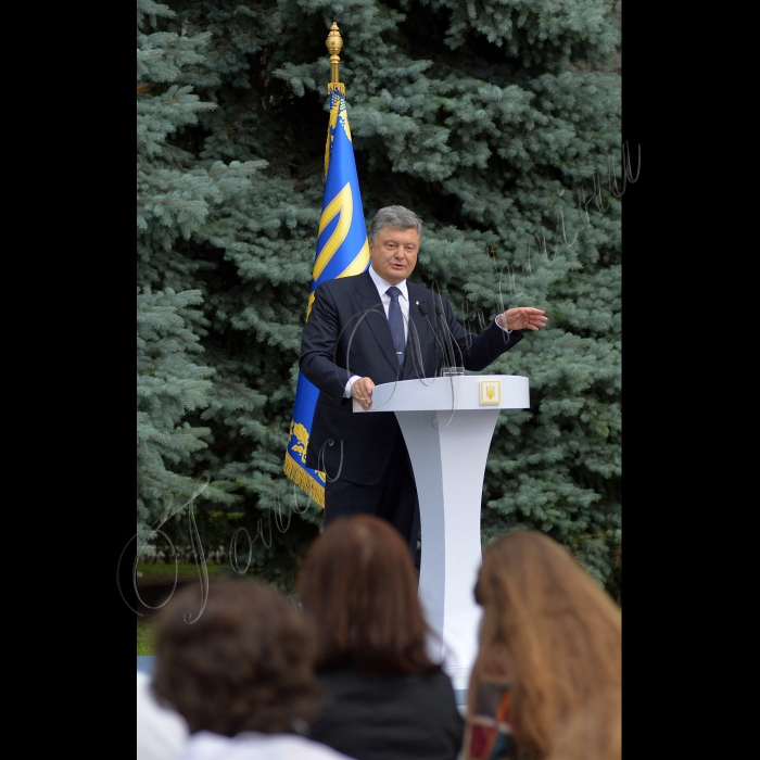 01 липня 2015

Президент України Петро Порошенко презентував  журналістам  проект змін до Конституції України в частині децентралізації

Децентралізація має об’єднати українське суспільство, заявив Президент Петро Порошенко під час презентації проекту змін до Конституції України у частині децентралізації представникам національних та регіональних засобів масової інформації.

Президент зазначив, що переваги децентралізації очевидні всім політичним силам, оскільки всі вони саме з цим гаслом йшли на вибори. «Всі обіцяли народу децентралізацію. Це було в жовтні минулого року. Але ще в квітні-травні під час своєї передвиборчої кампанії я твердо пообіцяв, що ми проведемо конституційні зміни з питань децентралізації. І зараз я, як Президент країни, розраховую на підтримку всіх політичних сил у Верховній Раді», – заявив Глава держави. 

Президент повідомив, що до кінця дня має намір підписати та направити на розгляд Верховної Ради затверджений Конституційної Комісією проект Закону про зміни до Конституції щодо децентралізації. Глава держави висловив сподівання на підтримку законопроекту конституційною більшістю у Парламенті, члени якої обиралися під гаслами децентралізації.